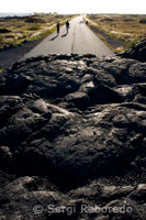 La carretera Chain of Crater Road, muere de forma espectacular cerca de la playa al haber sido engullida por la lava.  Hawai’i Volcanoes Nacional Park. Big Island.